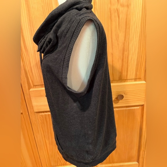 Calvin Klein PERFORMANCE Sleeveless Black Cowl Neck vest with front pocket - Picture 4 of 10